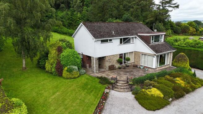 4 bed property, in Harewood Close, £695,000