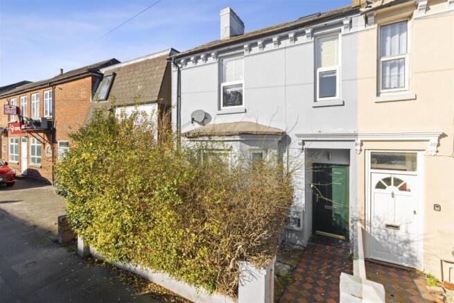 2 bed property, in Tideswell Road, £280,000