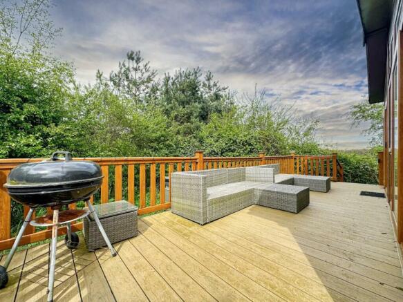2 bed property, in Straight Road, £150,000