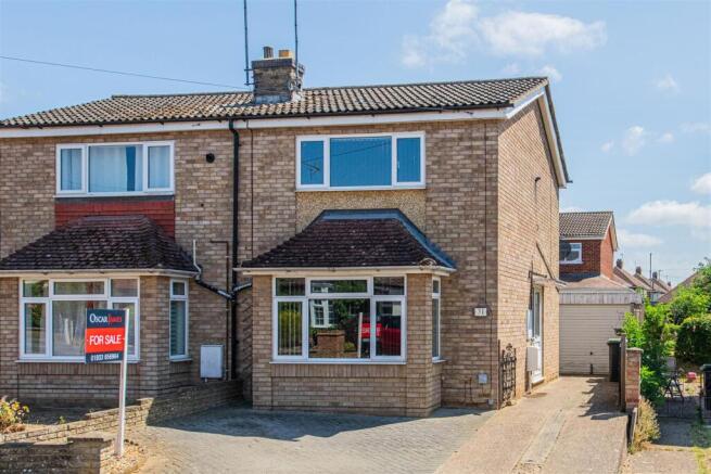 3 bed property, in Meadow Walk, £220,000