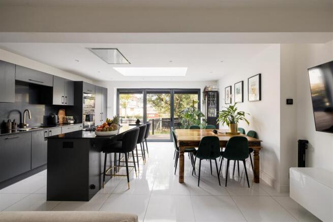 3 bed property, in Brackley Square, £675,000