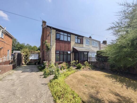 3 bed property, in Homecrofts, £295,000
