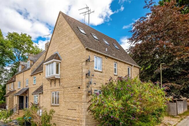2 bed property, in William Bliss Avenue, £265,000