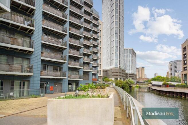 2 bed property, in High Street, £225,000