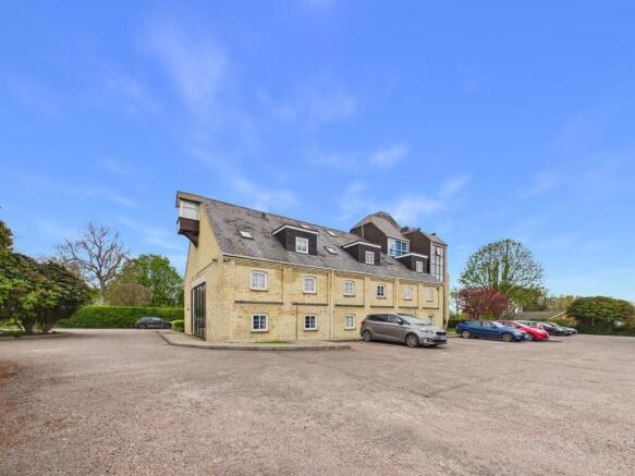 1 bed property, in Green Lane, £225,000