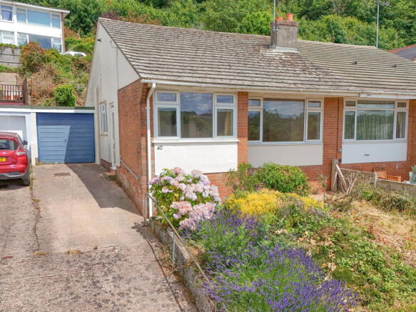 2 bed property, in Waterleat Road, £200,000