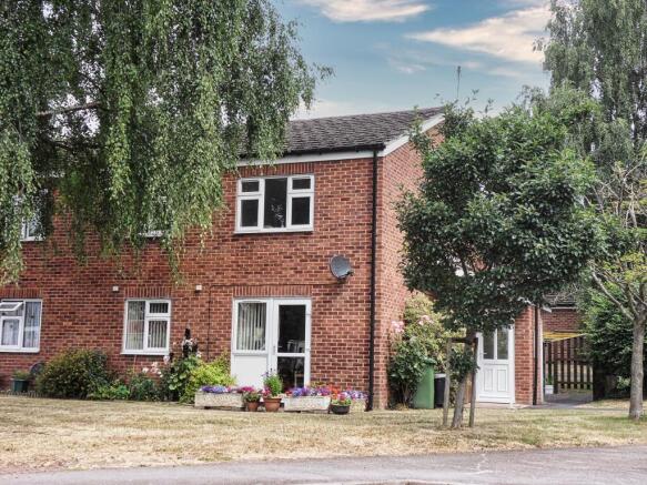 2 bed property, in Nursery Road, £125,000