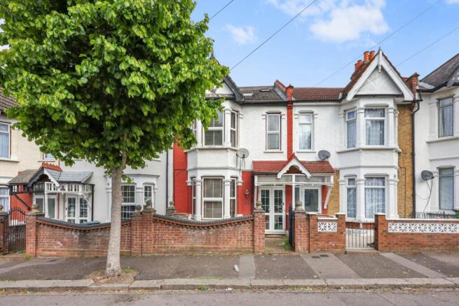5 bed property, in Colchester Road, £875,000