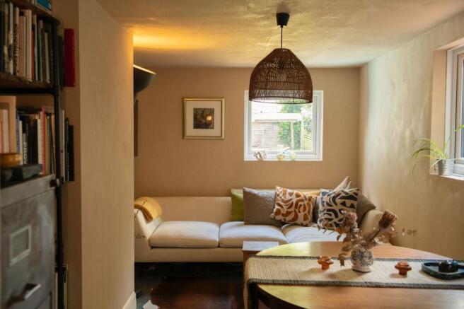 1 bed property, in Grange Park Road, £425,000