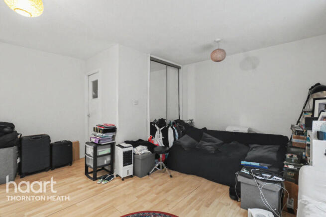 1 bed property, in Doyle Road, £150,000