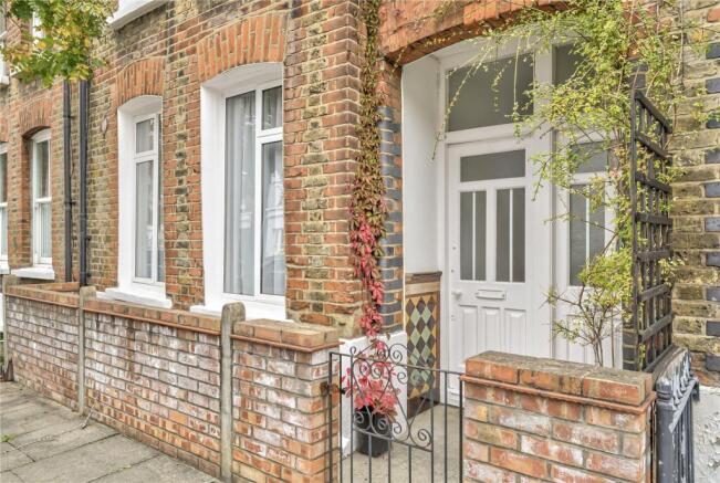 4 bed property, in Goldsboro Road, £950,000