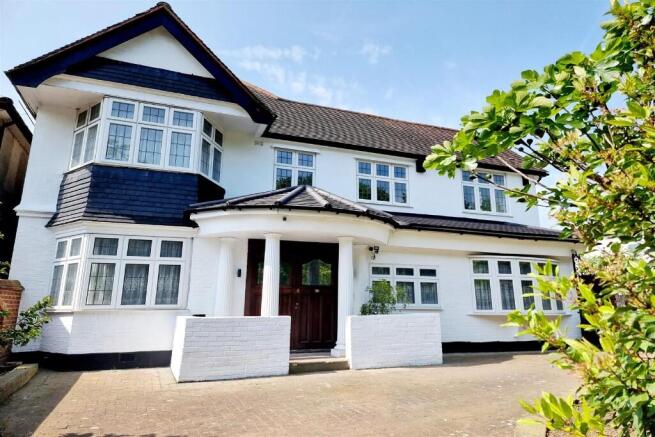 5 bed property, in Chase Side, £1,690,000