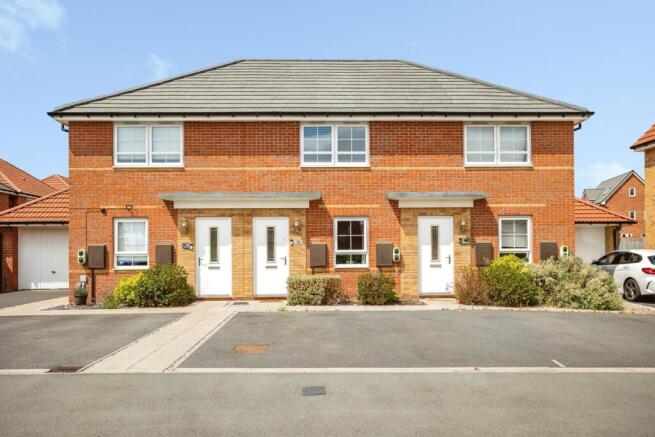2 bed property, in Squires Grove, £225,000