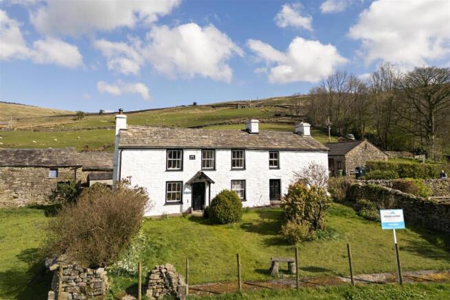 4 bed property, in Hill Farm, £545,000