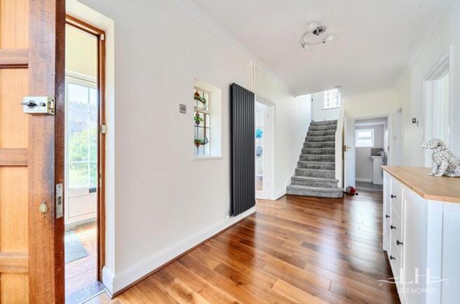 4 bed property, in Links Avenue, £950,000