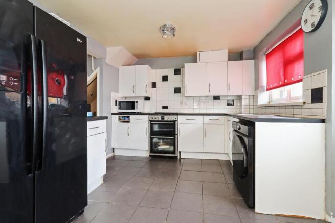 3 bed property, in Oakside Road, £215,000