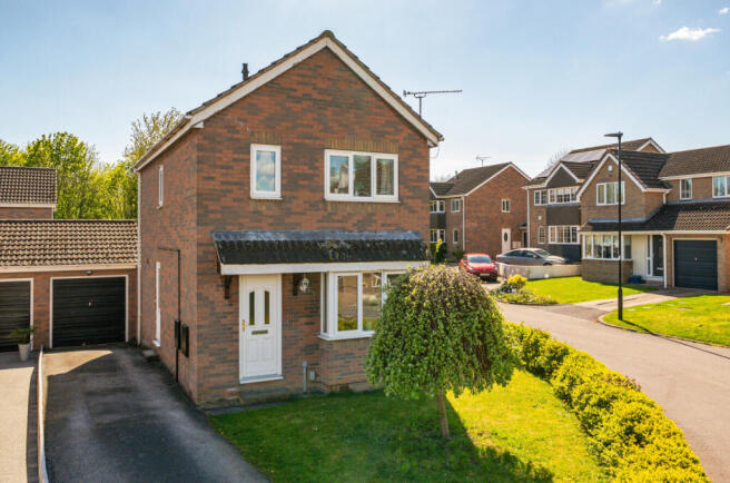 3 bed property, in Mill Meadow Gardens, £200,000