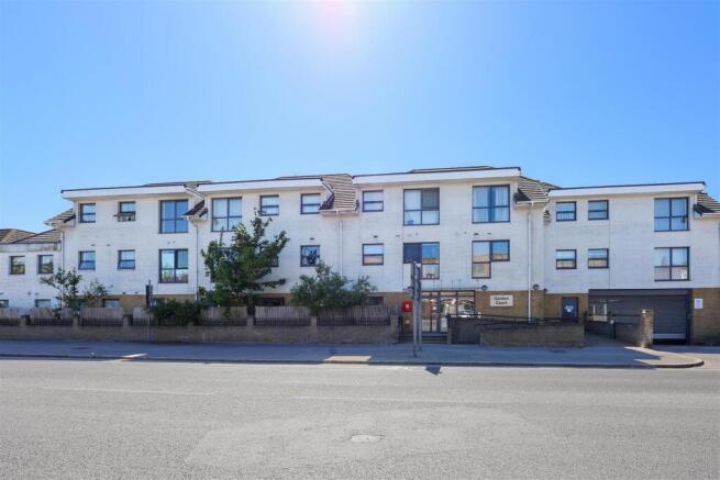 1 bed property, in Station Road, £195,000