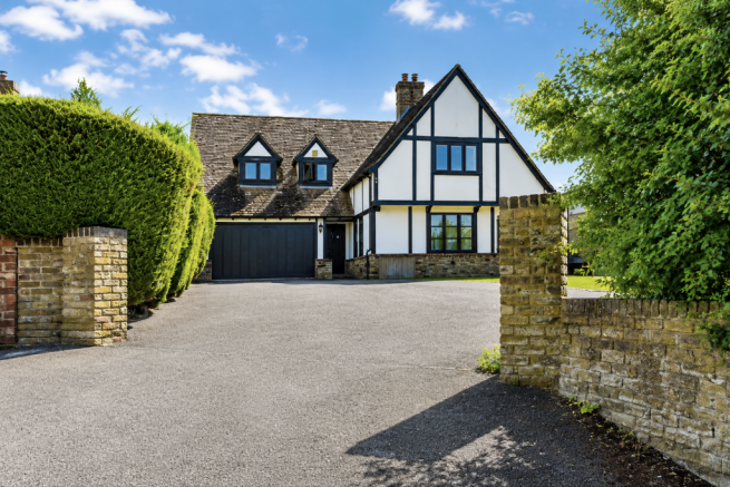 4 bed property, in Lower Road, £985,000