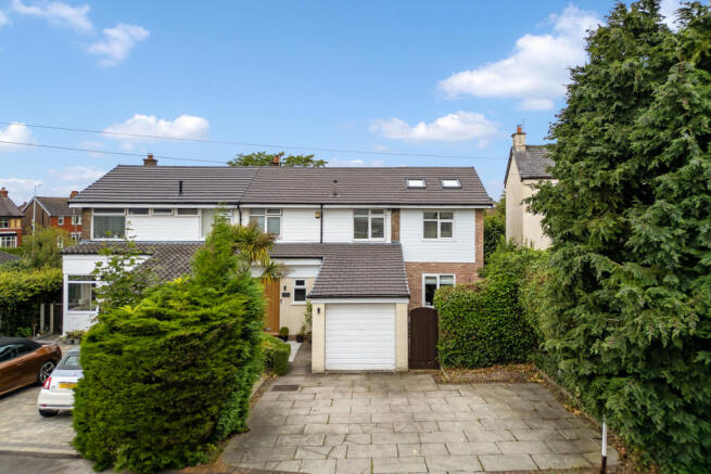 3 bed property, in Ridge Crescent, £475,000
