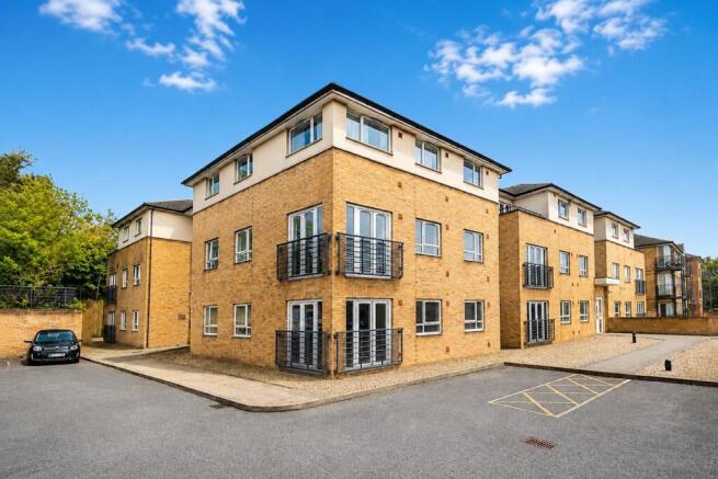 2 bed property, in The Uplands, £275,000