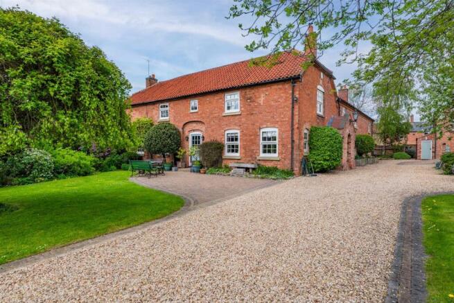 5 bed property, in Barkestone Lane, £950,000