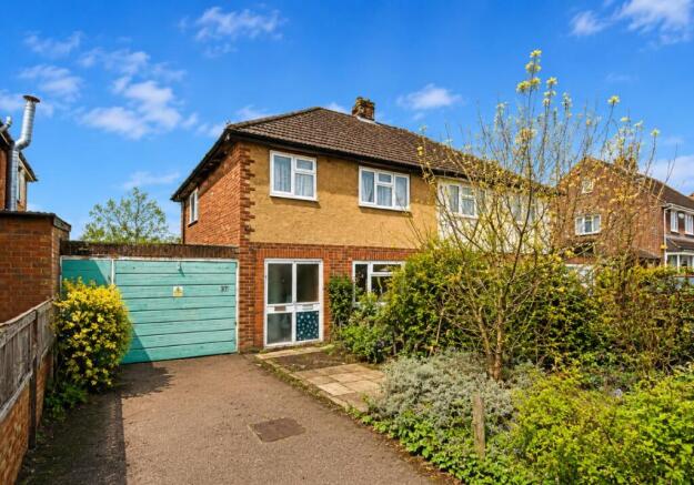 3 bed property, in 37 Stratton Way, £100,000