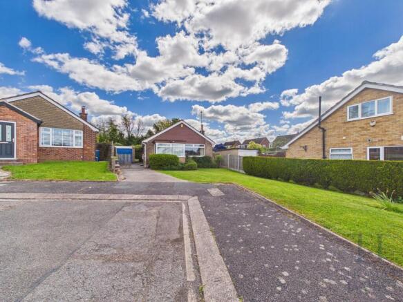 2 bed property, in Maple Close, £325,000