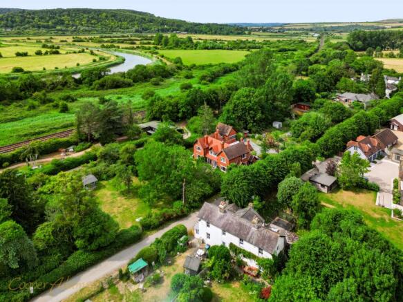 6 bed property, in Warningcamp, £1,400,000