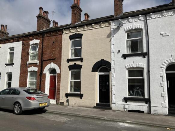 2 bed property, in Chatsworth Road, £179,950