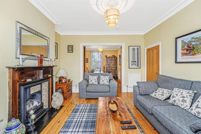 4 bed property, in Barclay Road, £975,000