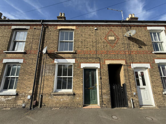 2 bed property, in Great North Road, £170,000