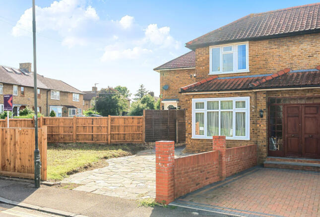 1 bed property, in Lessness Road, £350,000