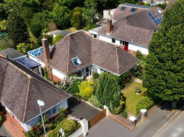 2 bed property, in Buce Hayes Close, £430,000