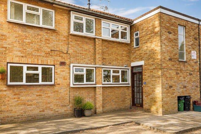 2 bed property, in Dolphin Close, £425,000