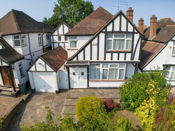 4 bed property, in Glendale Avenue, £895,000