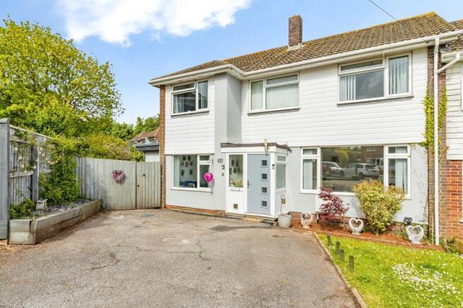 6 bed property, in St. Augustines Close, £480,000