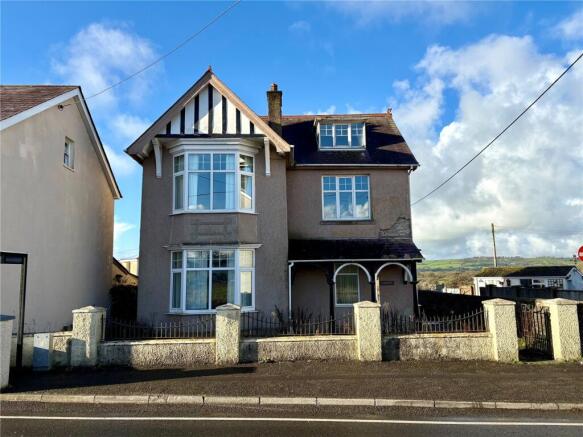 6 bed property, in Llanybydder, £185,000