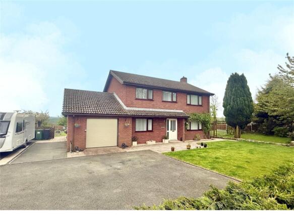 4 bed property, in Brynllugan, £425,000