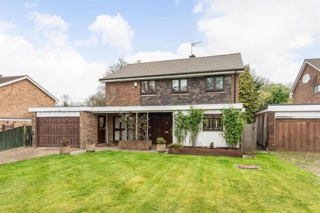 4 bed property, in Fairoak Close, £850,000