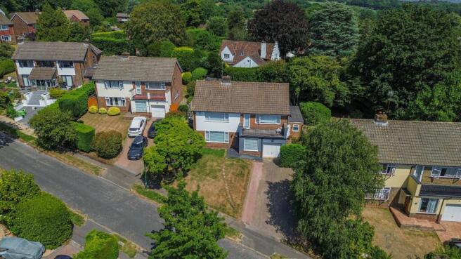 4 bed property, in Weald Rise, £800,000