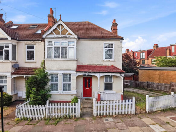 4 bed property, in Dorset Road, £600,000