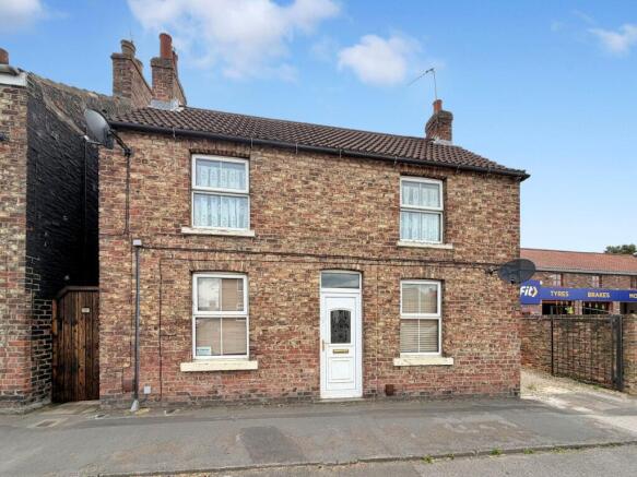 2 bed property, in Long Street, £100,000