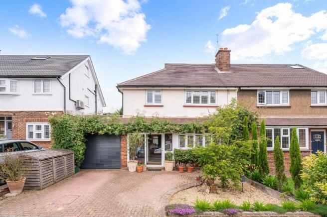 3 bed property, in Hookfield, £850,000