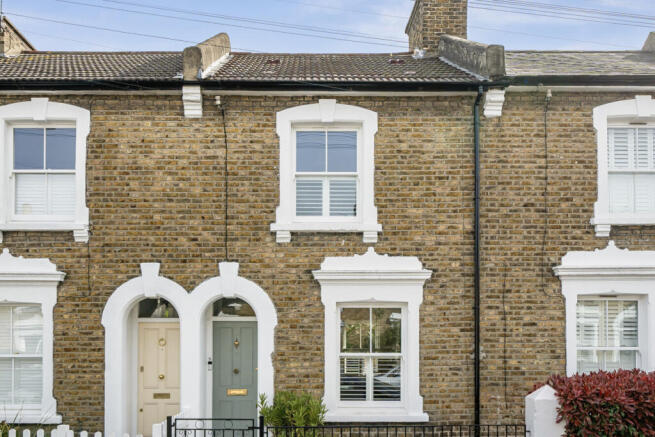 2 bed property, in Chalford Road, £750,000