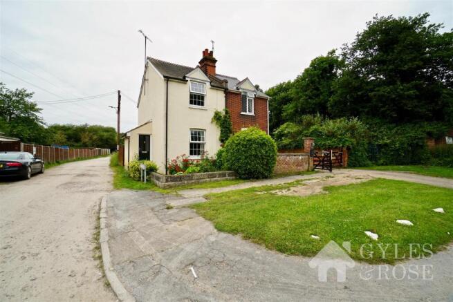 2 bed property, in Station Road, £200,000