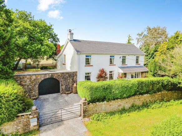 4 bed property, in Hendre Road, £750,000