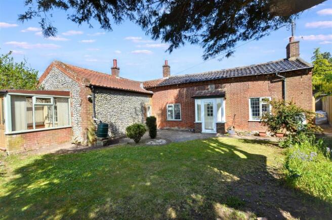 3 bed property, in Holt Road, £395,000
