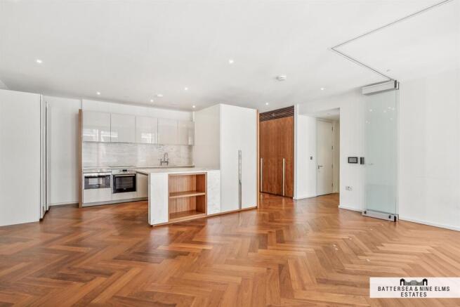 2 bed property, in Capital Building, £975,000