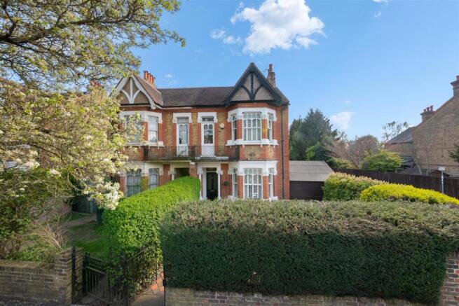 3 bed property, in The Greenway, £685,000